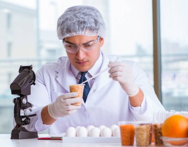 Besin uzmanı gıda ürünlerini laboratuarda test ediyor.