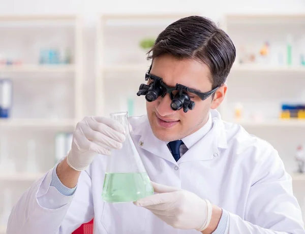 Jovem cientista químico trabalhando em laboratório — Fotografia de Stock