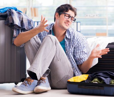 Genç adam tatil için hazırlanıyor.