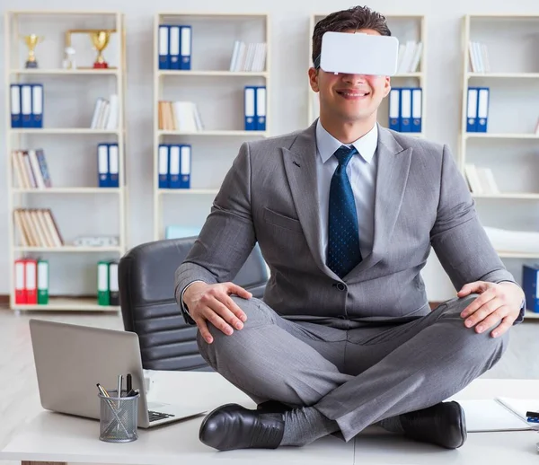 Empresário em realidade virtual óculos VR meditando na parte superior da mesa — Fotografia de Stock