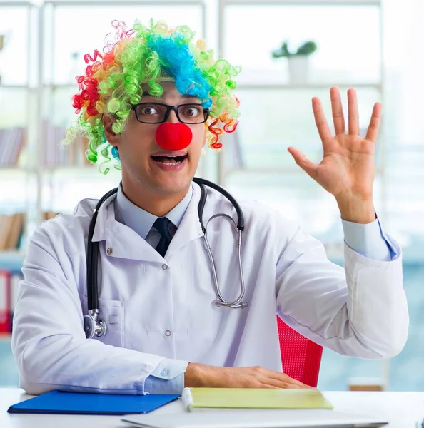 Legrační pediatr s klaunskou parukou na nemocniční klinice — Stock fotografie