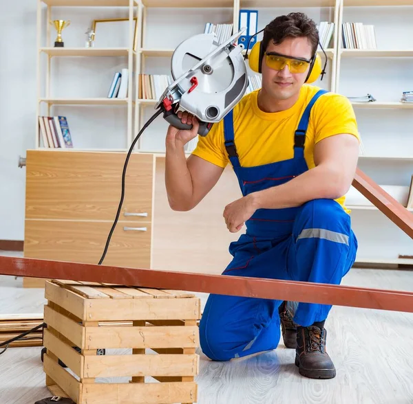 Falegname riparatore taglio segare una tavola di legno con un circula — Foto Stock