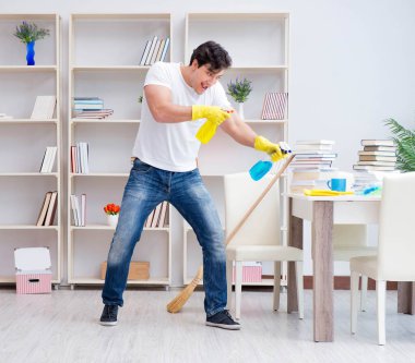 Adam evi temizliyor.
