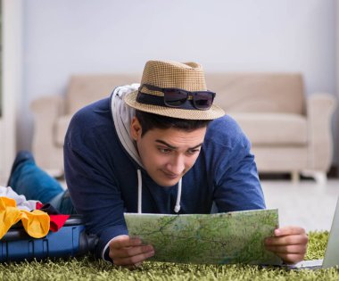 Tatil gezisini haritayla planlayan adam