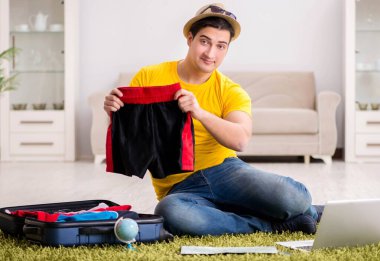 Tatil gezisini haritayla planlayan adam