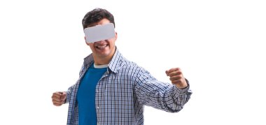 Sanal gerçeklik gözlüğü takan genç adam.