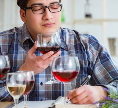 Profesyonel şarap garsonu kırmızı şarap tadıyor.