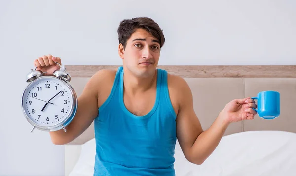 Joven despertando en la cama — Foto de Stock