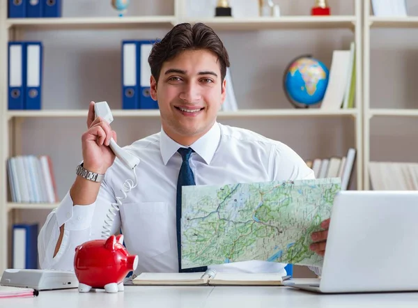 Affärsman resande agent som arbetar på kontoret — Stockfoto