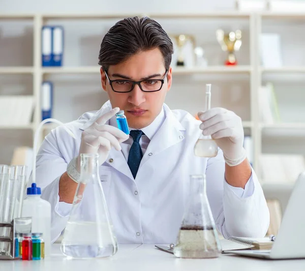 Jovem cientista pesquisador fazendo um teste de contaminação de água expe — Fotografia de Stock