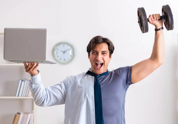 Employee combining work and healthy lifestyle — Stock Photo, Image