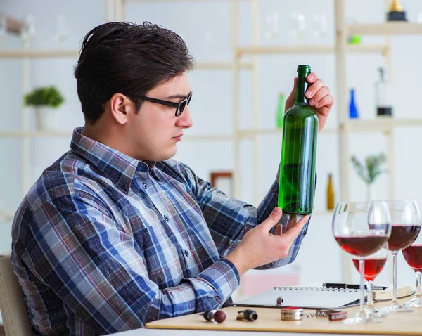 Professionell sommelierprovning av rött vin — Stockfoto