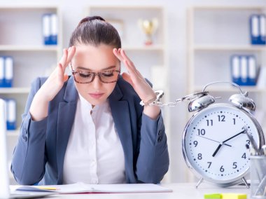 Zaman yönetimi konseptinde iş kadını