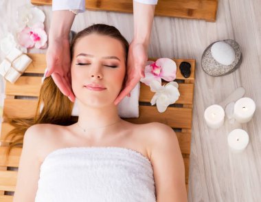 Salondaki spa prosedürü sırasında genç bir kadın.