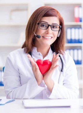 Teletıp tıp konseptinde kalp doktoru.