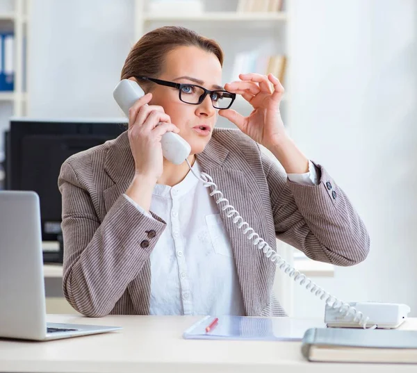 사무직 여성 직원 이 사무실 전화로 통화하는 모습 — 스톡 사진