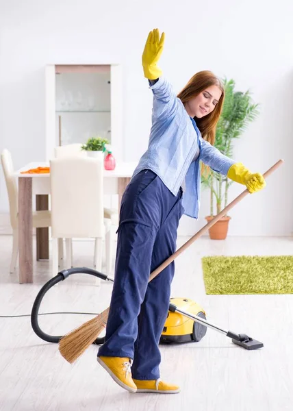 Mujer joven limpiando piso en casa haciendo tareas —  Fotos de Stock