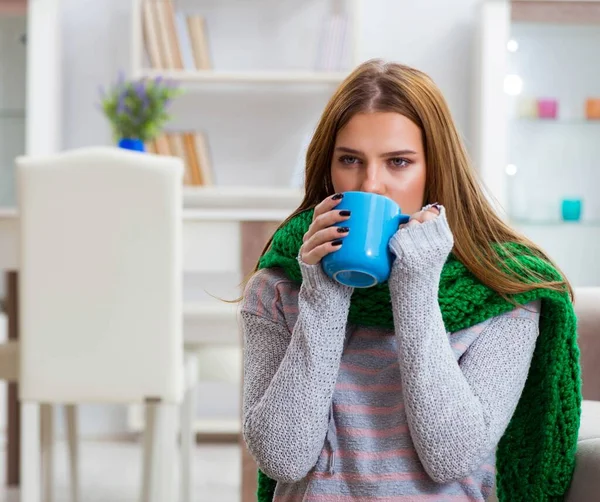 Wanita sakit yang menderita flu di rumah — Stok Foto