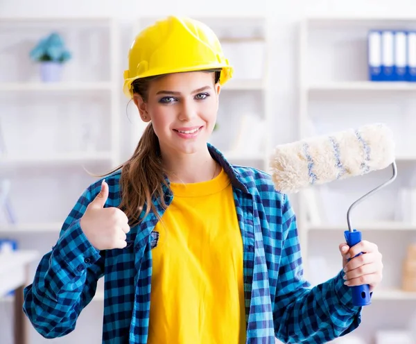 Giovane donna che fa pittura a casa — Foto Stock