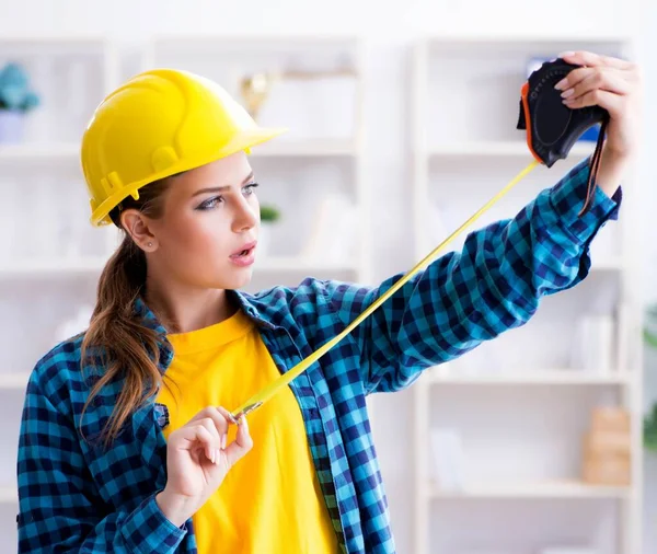 Mulher em oficina com fita métrica — Fotografia de Stock