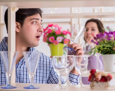 Genç aile dükkandan alışveriş yapıyor.