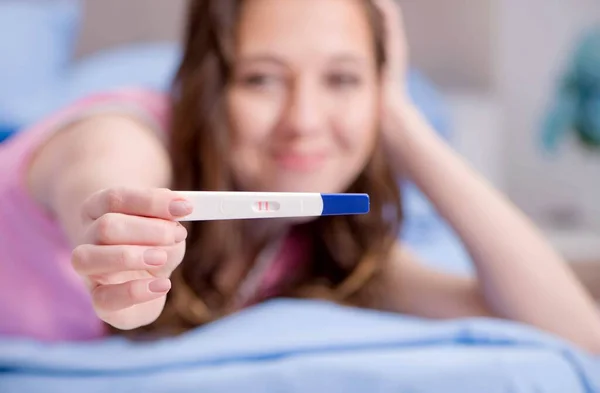 Vrouw met zwangerschapstest — Stockfoto