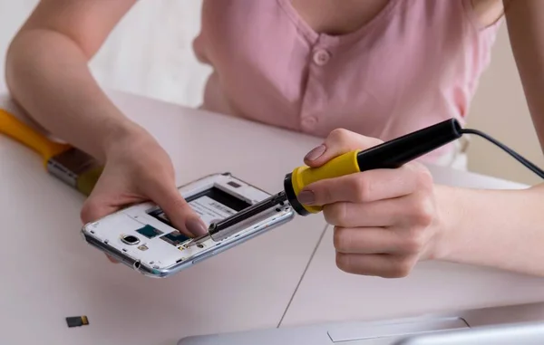 Mobiltelefon reparation i verkstad — Stockfoto