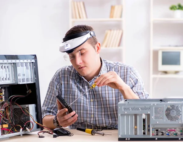 Jovem técnico de reparação de computador em oficina — Fotografia de Stock