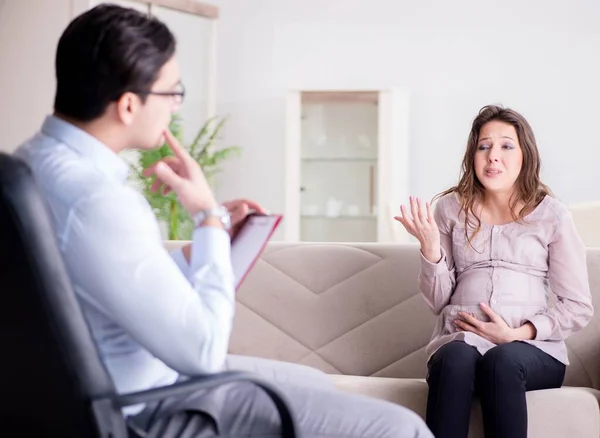 Schwangere besucht Psychologin — Stockfoto