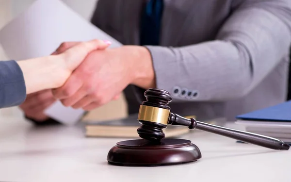 Anwalt diskutiert Rechtsstreit mit Mandant — Stockfoto