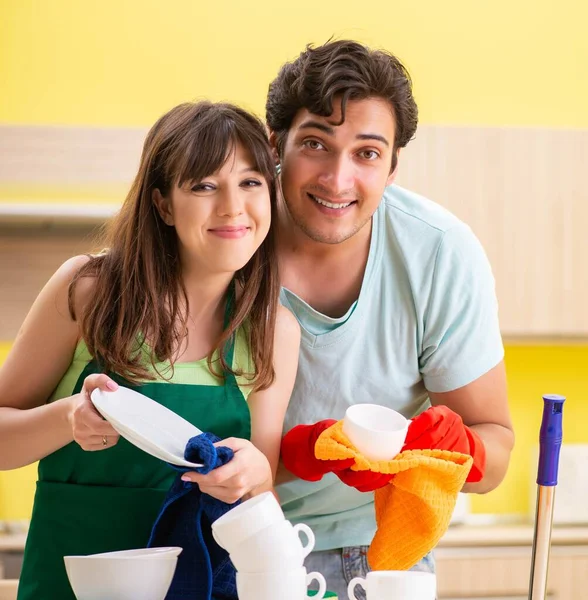 Mutfakta çalışan genç çift. — Stok fotoğraf