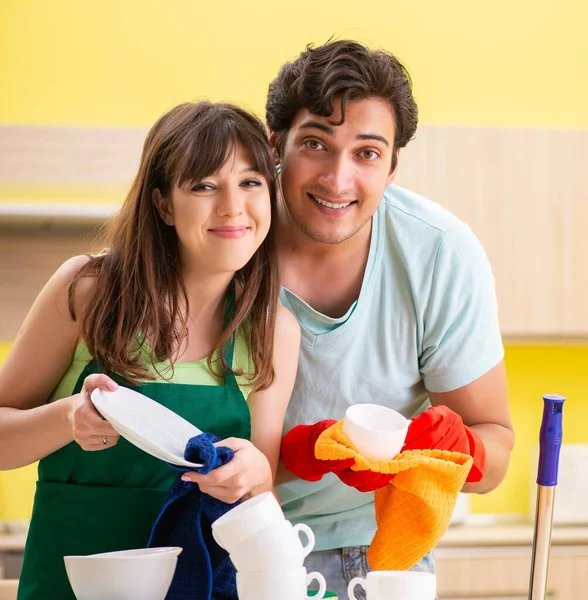 Jeune couple travaillant à la cuisine — Photo