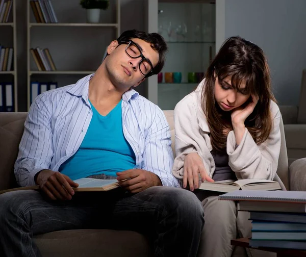 Dois estudantes que estudam tarde preparando-se para exames — Fotografia de Stock