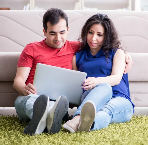 Unga par familj väntar barn — Stockfoto