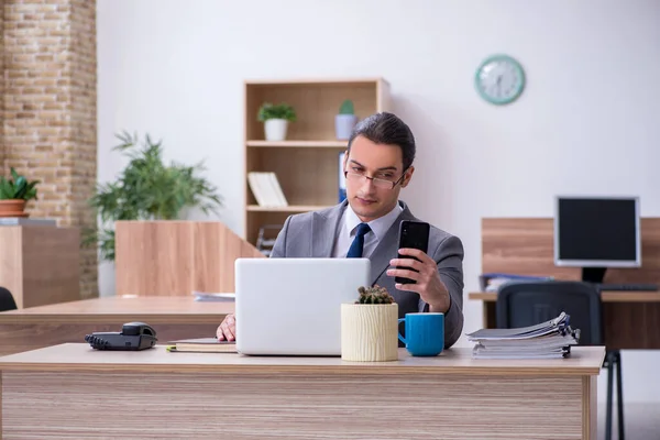 Giovane dipendente maschile che lavora in ufficio — Foto Stock