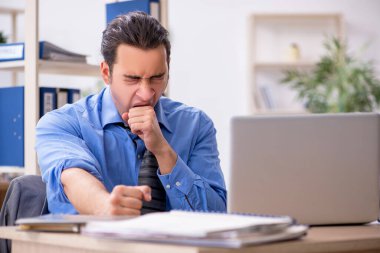 Genç işadamı aşırı çalışmaktan memnun değil.