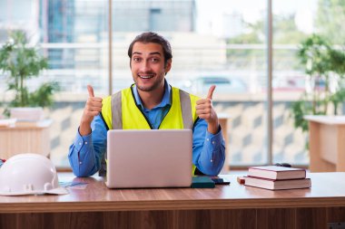 Ofiste çalışan genç erkek mimar.