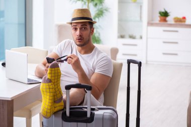 Genç adam evden ayrılmaya hazırlanıyor.