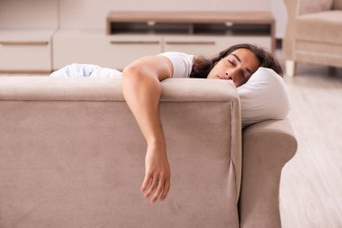 Evde uyuyakalan genç tembel adam