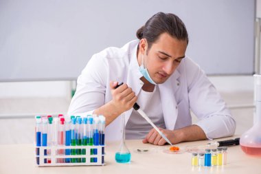 Laboratuvarda çalışan genç bir kimyager.