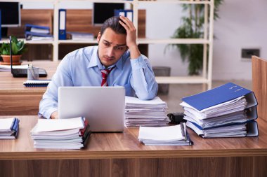 Genç bir erkek işçi aşırı işten memnun değil.