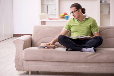 Evde sınava hazırlanan genç bir erkek öğrenci.