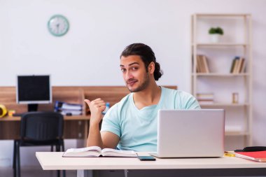 Tele-eğitimde sınavlara hazırlanan genç bir erkek öğrenci