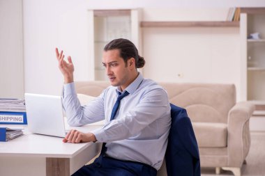 Salgın konsepti için evden çalışan genç erkek çalışanlar.