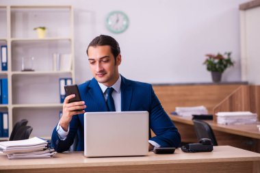 Ofiste çalışan genç bir erkek.