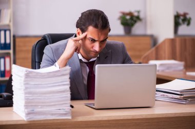 Genç erkek çalışan aşırı çalışmaktan son derece yoruldu.