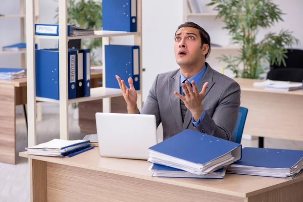 Jungunternehmer Mitarbeiter unzufrieden mit exzessiver Arbeit in der o — Stockfoto