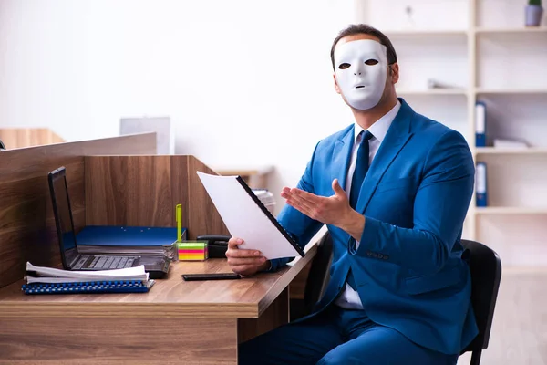Молодий працівник чоловічої статі в масці в офісі — стокове фото