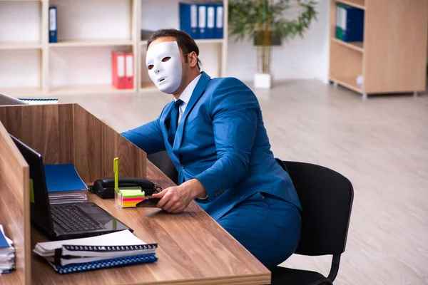사무실에서 마스크를 쓴 젊은 남성 고용인 — 스톡 사진