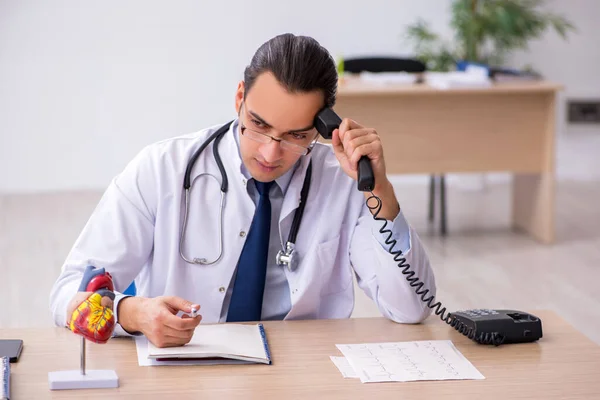 Ung manlig läkare kardiolog arbetar på kliniken — Stockfoto